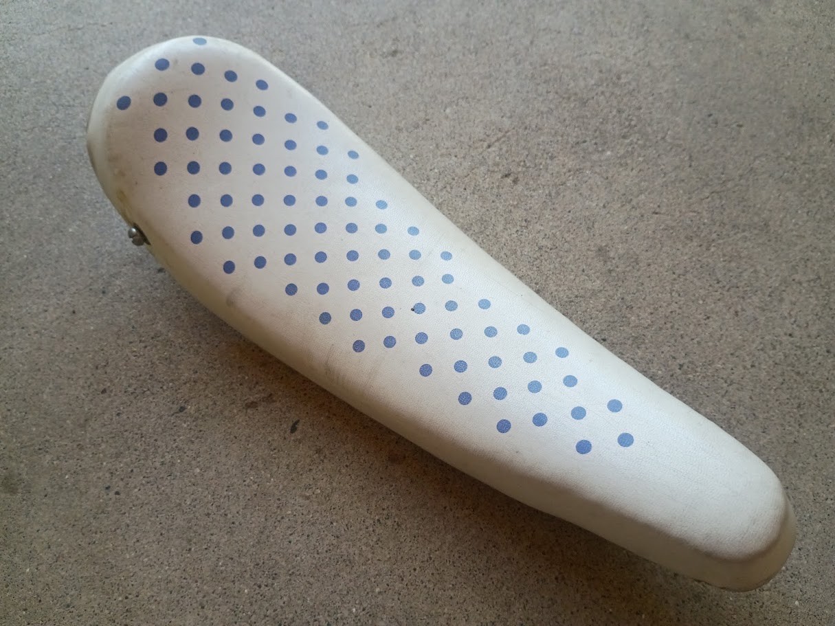 —1990s Viscount 2459 polka-dotted 14.5 inch banana style bicycle seat