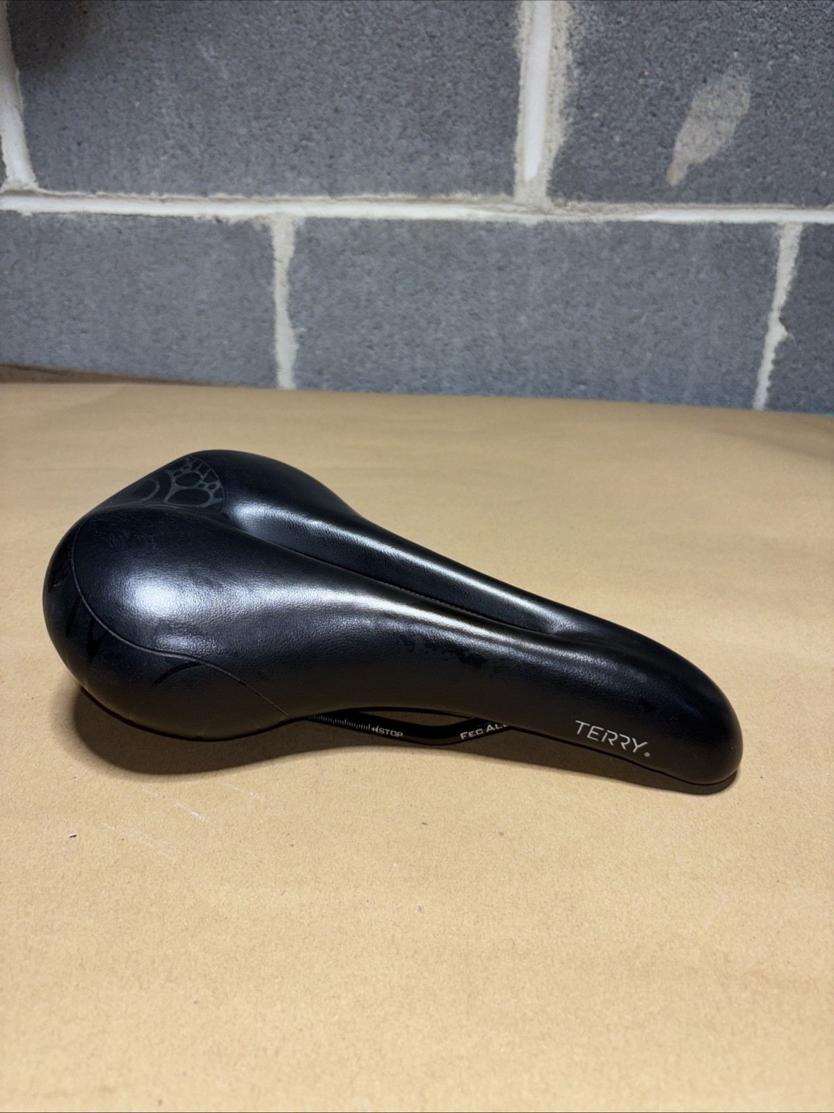 Terry Butterfly Bike Saddle Seat Center Cutaway 12.2oz 262mm Long 76mm High 155w