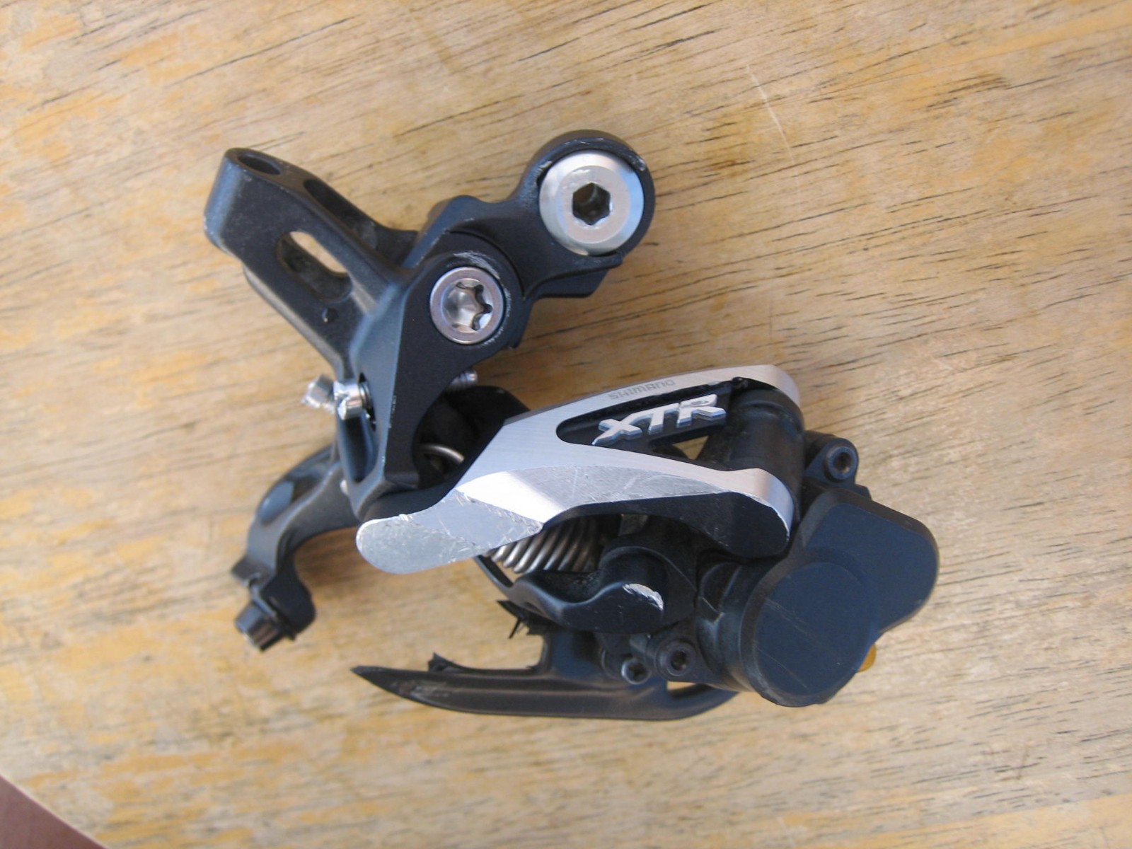 Broken Shimano XTR RD-M985 Rear Derailleur For Parts Harvesting
