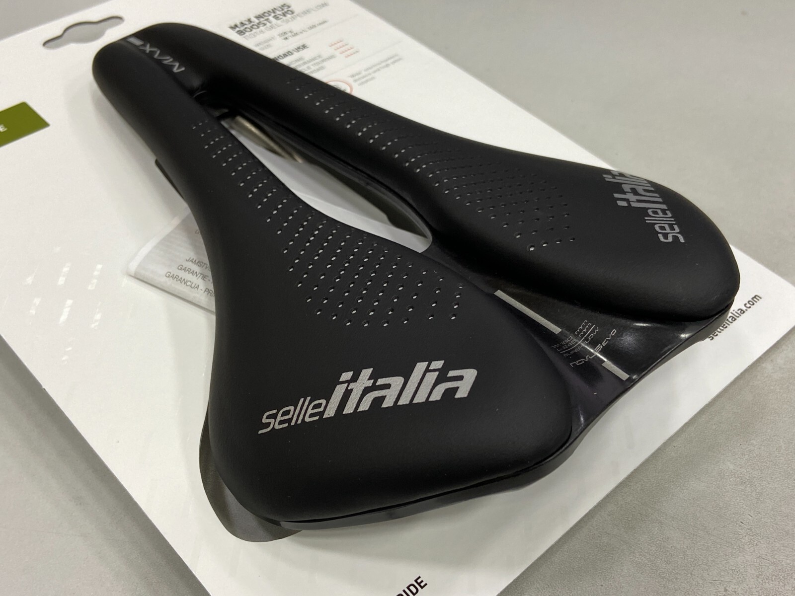 Selle Italia Max Novus Boost Evo Superflow L3 160x245mm TI316 Rail Road Saddle