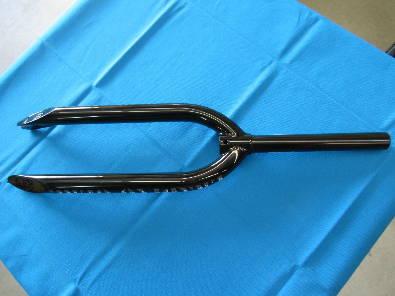 SE Bikes BMX Bicycle 26″ Black Landing Gear 1-1/8″ Threadless Fork Tube – New