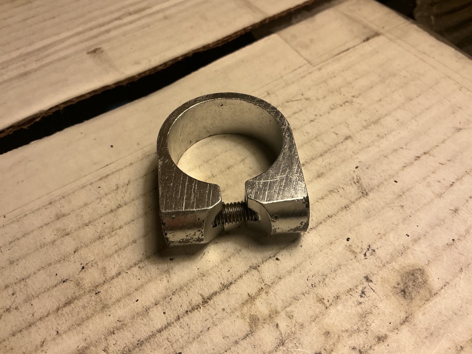 33mm seat clamp w/threaded bolt hole