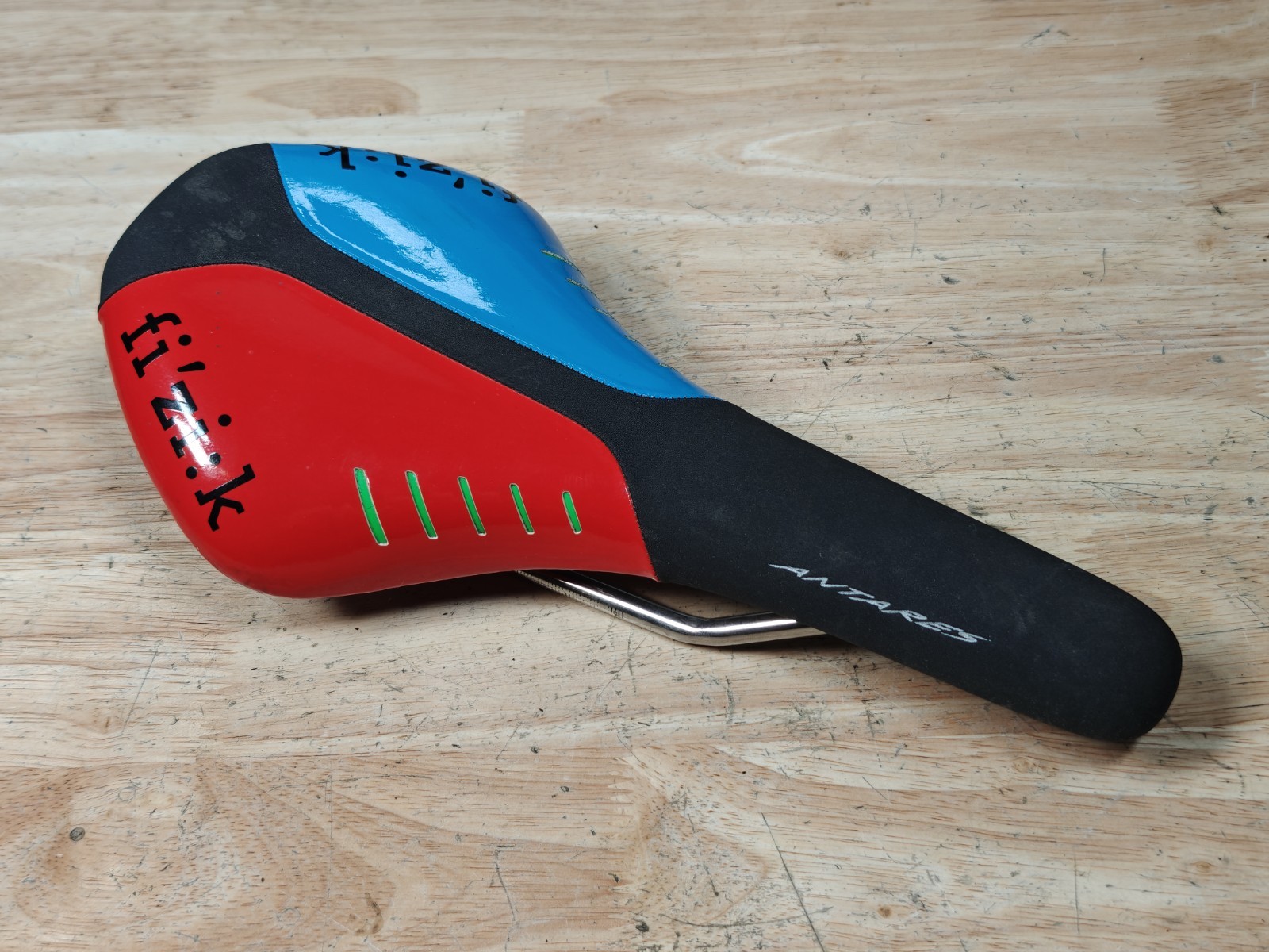 Fizik Antares R3 Saddle Blue/Red/Black Kium Titanium Rails 140mm x 275mm 200g