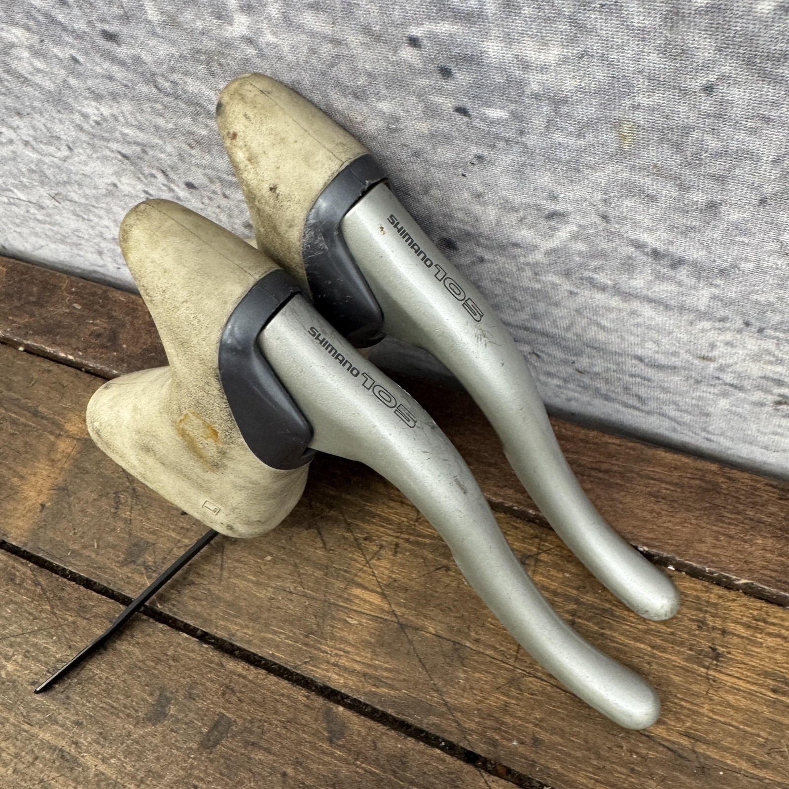 Vintage Shimano 105 BL-1055 Brake Levers Pair White Aero Drop Bar 23.8mm Road