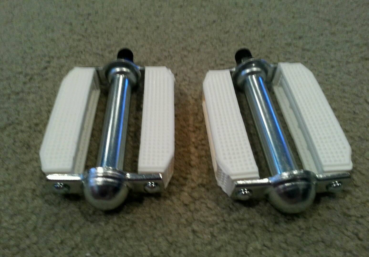 WHITE BICYCLE BLOCK PEDALS, 1/2″, BEACH CRUISERS , SCHWINN,STINGRAYS