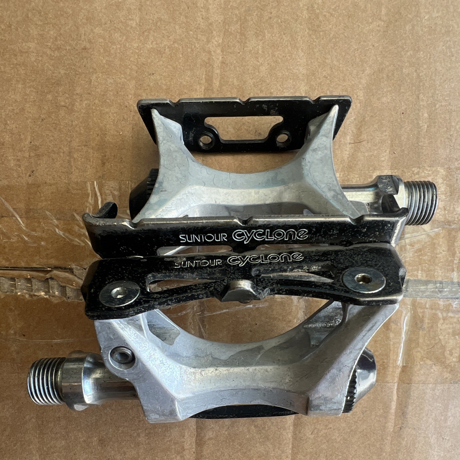Suntour Cyclone Platform Pedals 9/16″ Silver/Black Aluminum Loose Ball CY-M7
