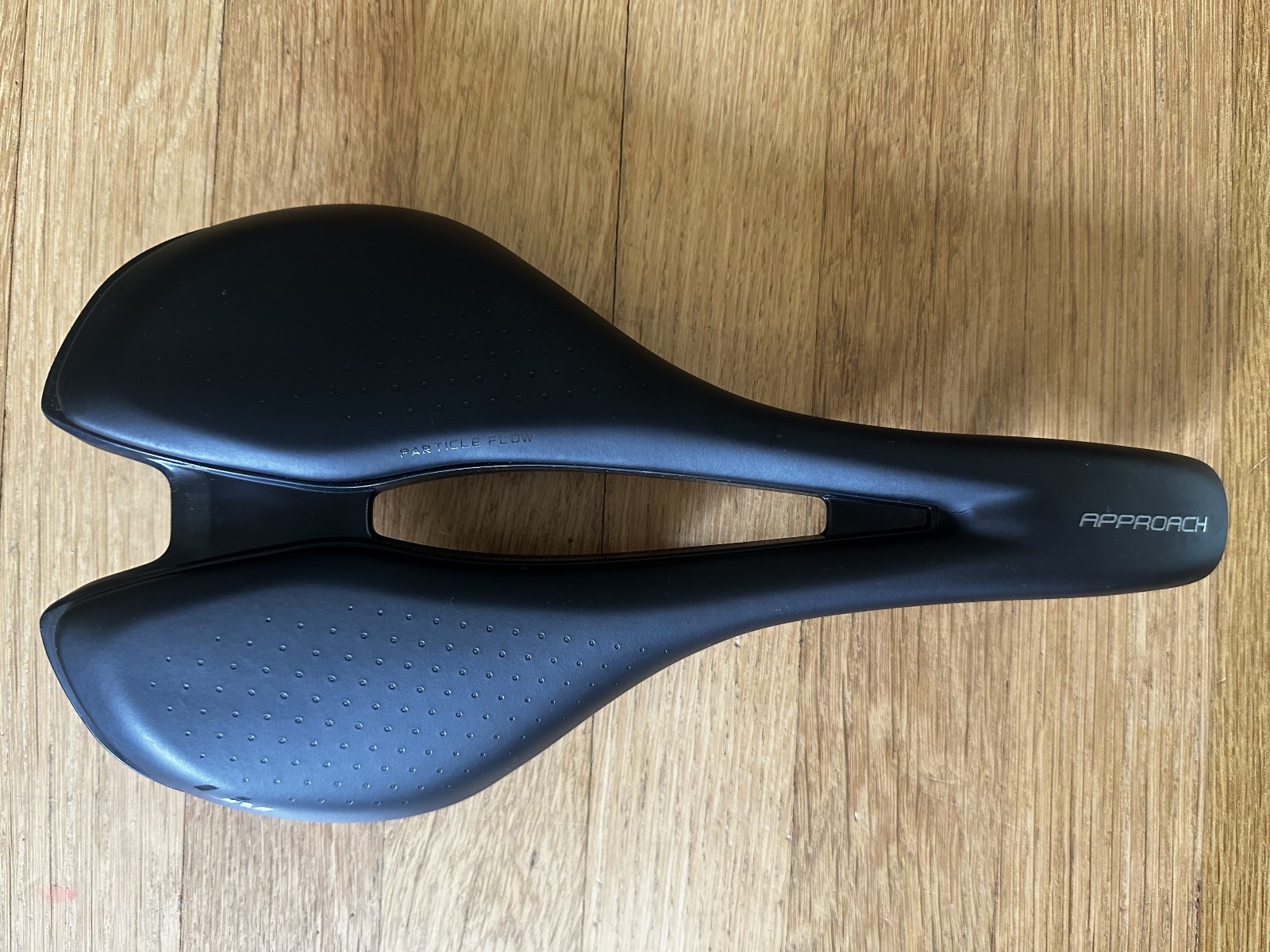 GIANT Approach Road Bike Saddle Partical Flow Cut Out