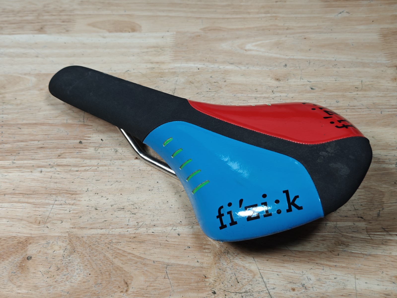 Fizik Antares R3 Saddle Blue/Red/Black Kium Titanium Rails 140mm x 275mm 200g