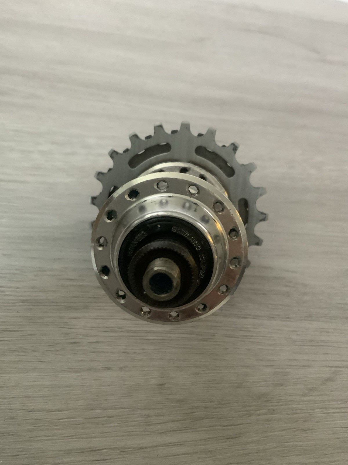 SHIMANO DURA ACE REAR HUB 28 HOLE 126 MM REAR SPACING / REGINA 7 SPEED FREEWHEEL