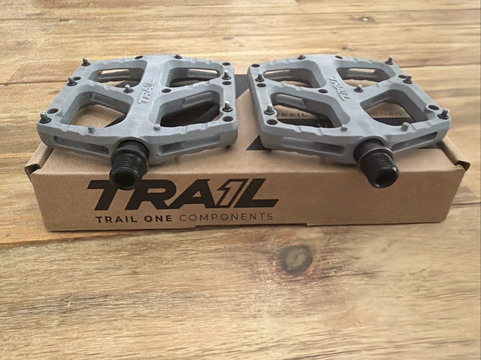 Trail 1 Component Mtb Vortex Flat Pedals & Hell’s Gate Grips. 2 Pair Plus Grips!
