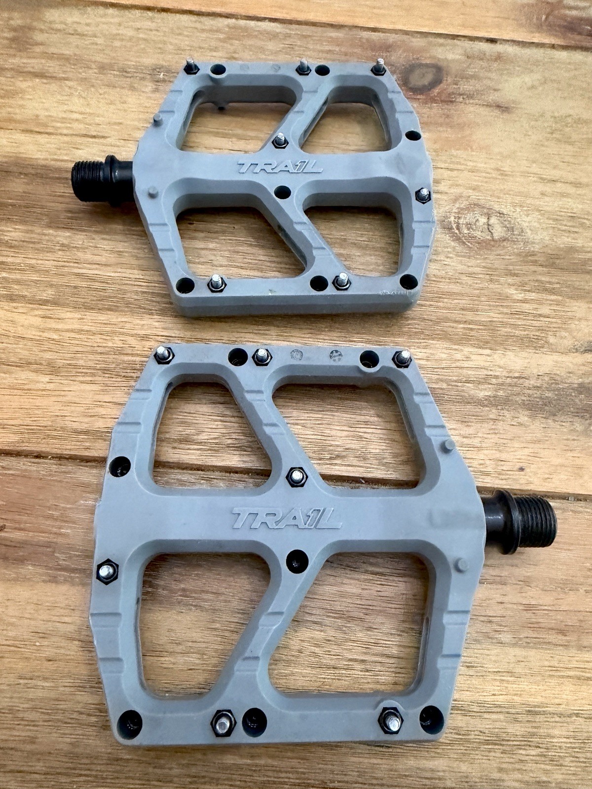 Trail 1 Component Mtb Vortex Flat Pedals & Hell’s Gate Grips. 2 Pair Plus Grips!
