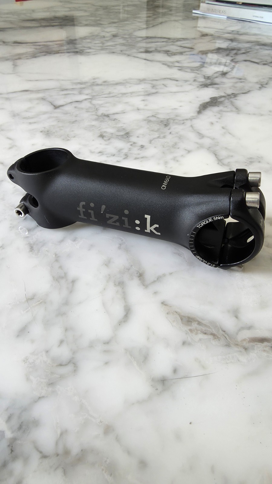 fi’zi k Cyrano R1 Alloy Stem 110mm – 7° – 31.8mm 1-1/8″ Fizik