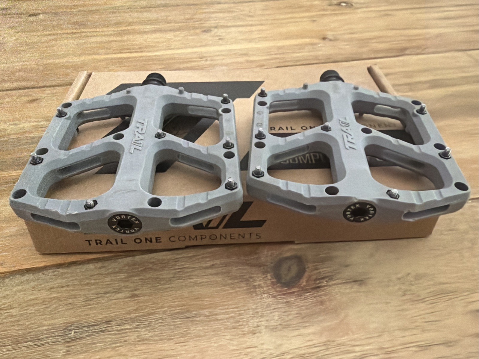 Trail 1 Component Mtb Vortex Flat Pedals & Hell’s Gate Grips. 2 Pair Plus Grips!