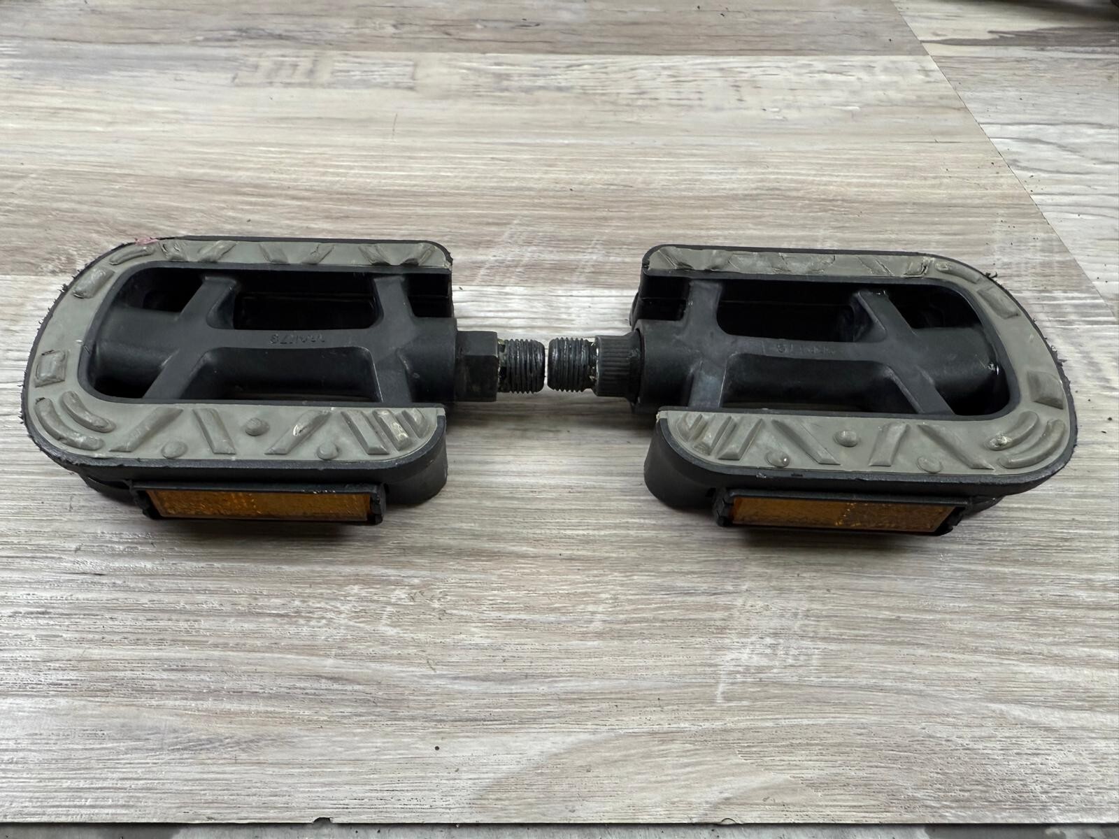 Dimension City Pedals – Platform, Plastic, 9/16″ Gray/Black LU-206