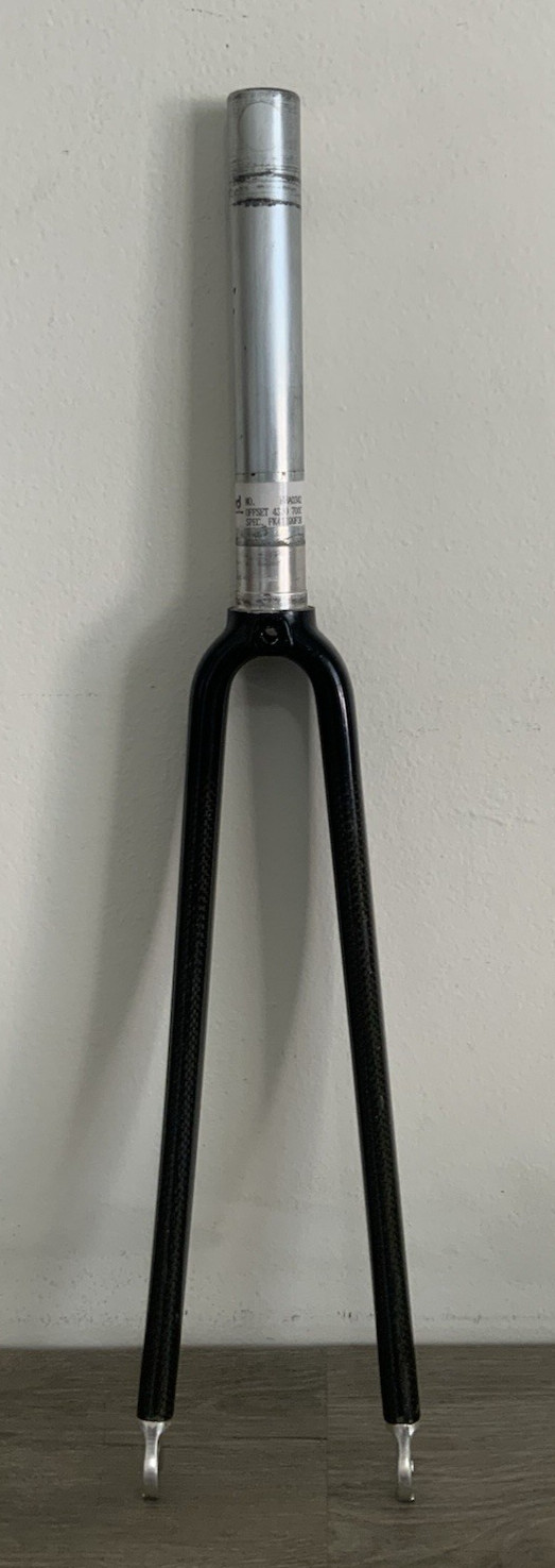 ADVANTAGE GROUP CARBON FORK 700C 1 1/8 INCH THREADLESS 200 MM STEERER TUBE