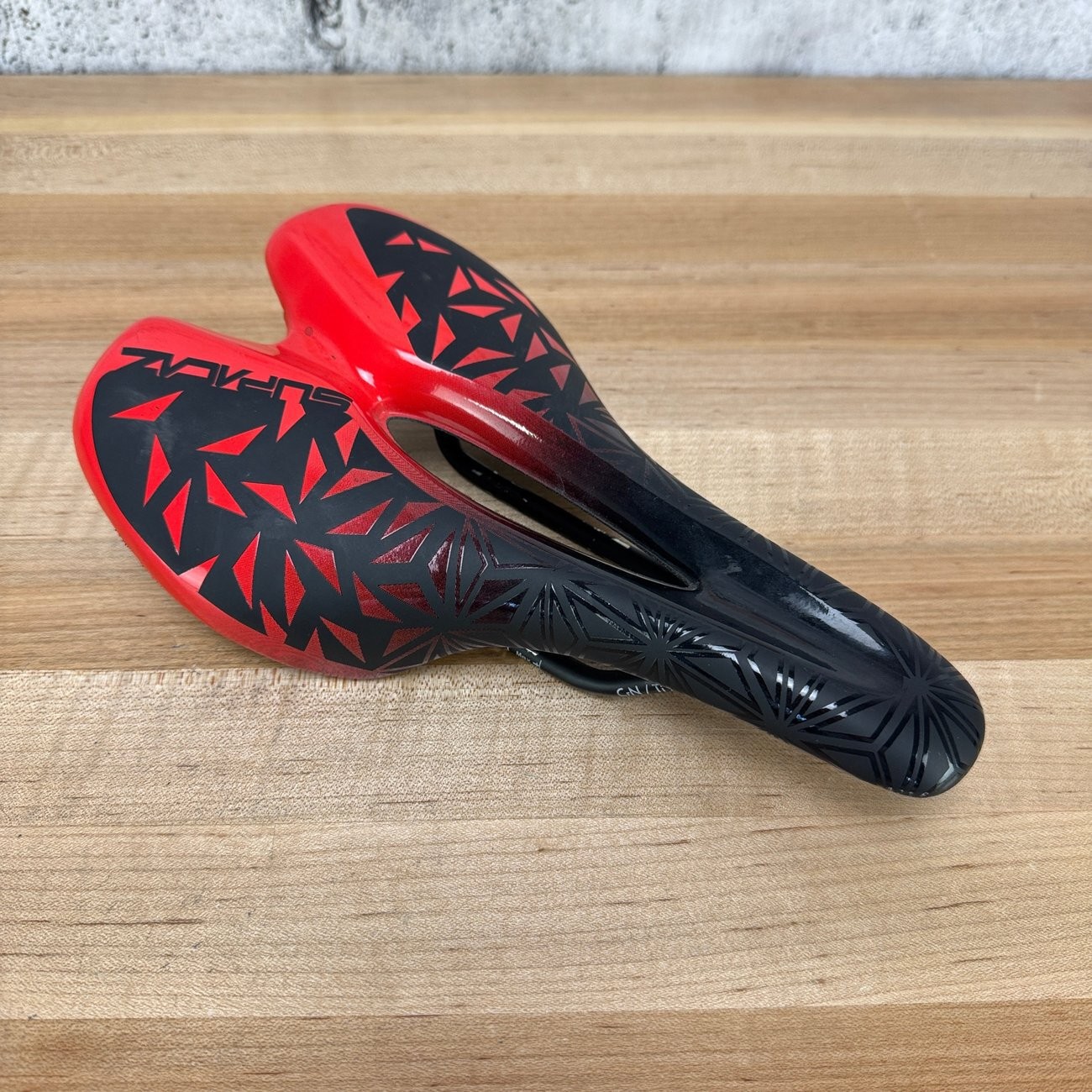 Supacaz Ignite 7x7mm Titanium Alloy Rails 143mm Black/Red Bike Saddle 251g