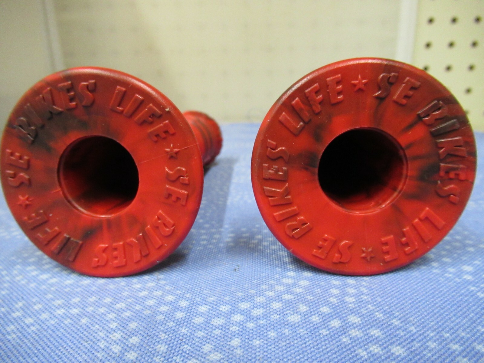 SE Racing BMX Bike Life Red Swirl Flanged Handlebar Grips 5-1/2″ Fit 7/8 Bar-New