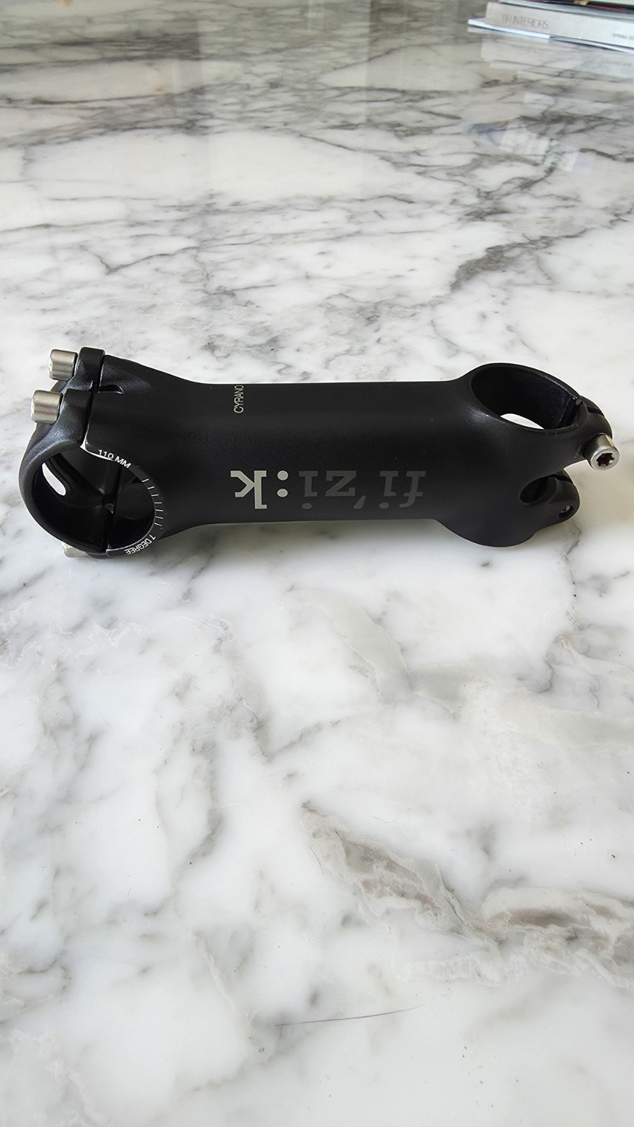 fi’zi k Cyrano R1 Alloy Stem 110mm – 7° – 31.8mm 1-1/8″ Fizik