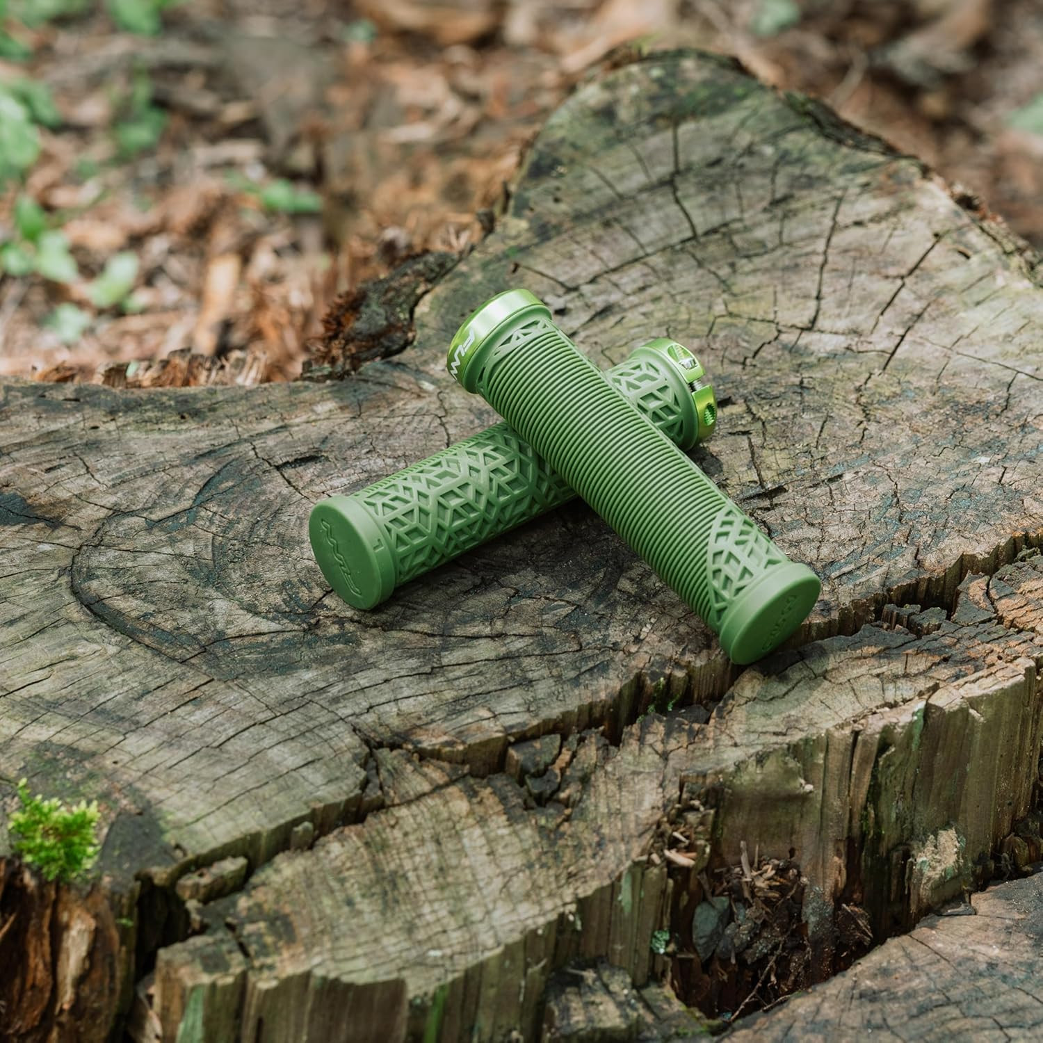 Hilt JR Mountain Bike Handlebar Grips with Single Lock on Clamp, Bicycle H