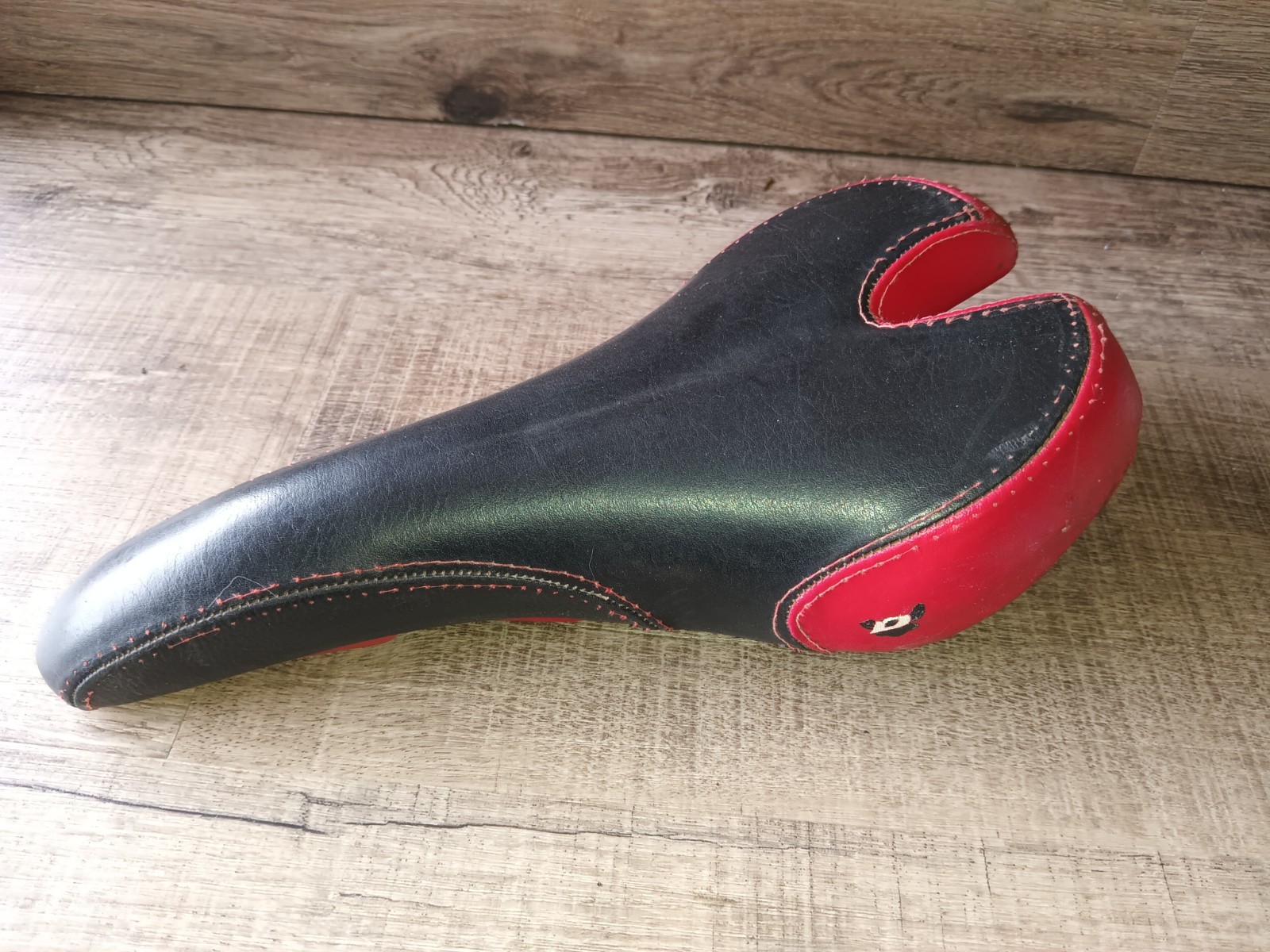 BONTRAGER Vintage 90’s Mountain Bike Bicycle Seat Saddle Red Black