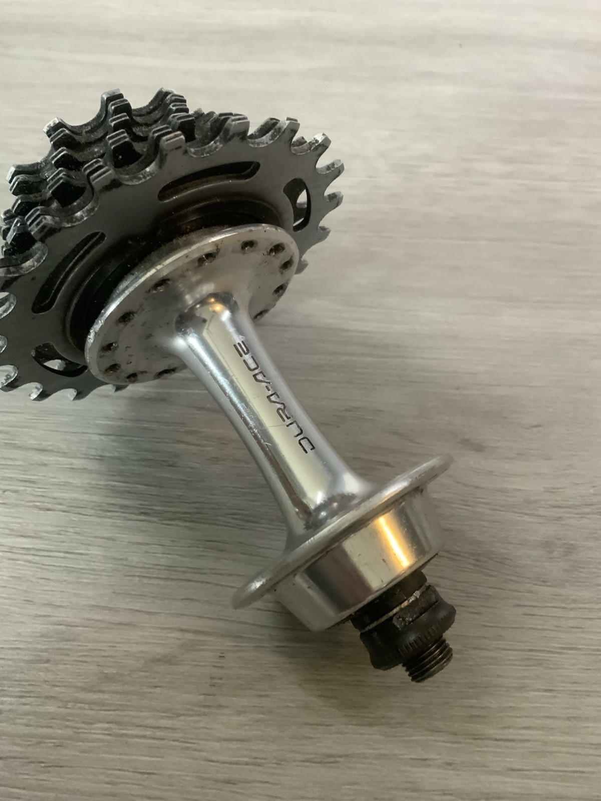 SHIMANO DURA ACE REAR HUB 28 HOLE 126 MM REAR SPACING / REGINA 7 SPEED FREEWHEEL