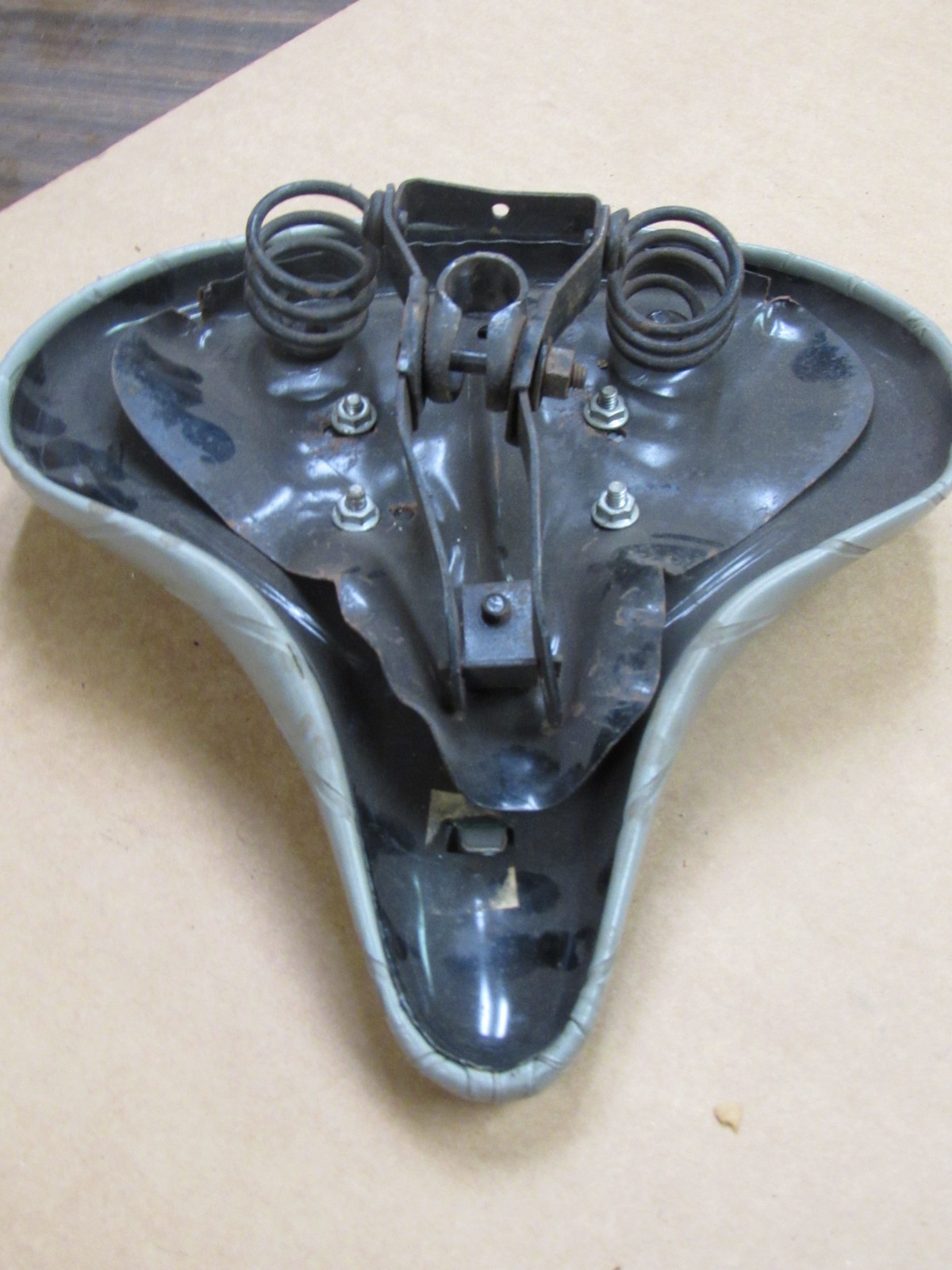 VINTAGE PERSONS GRAY FAUX OR REAL LEATHER OR VINYL OVERSIZED BICYCLE SEAT