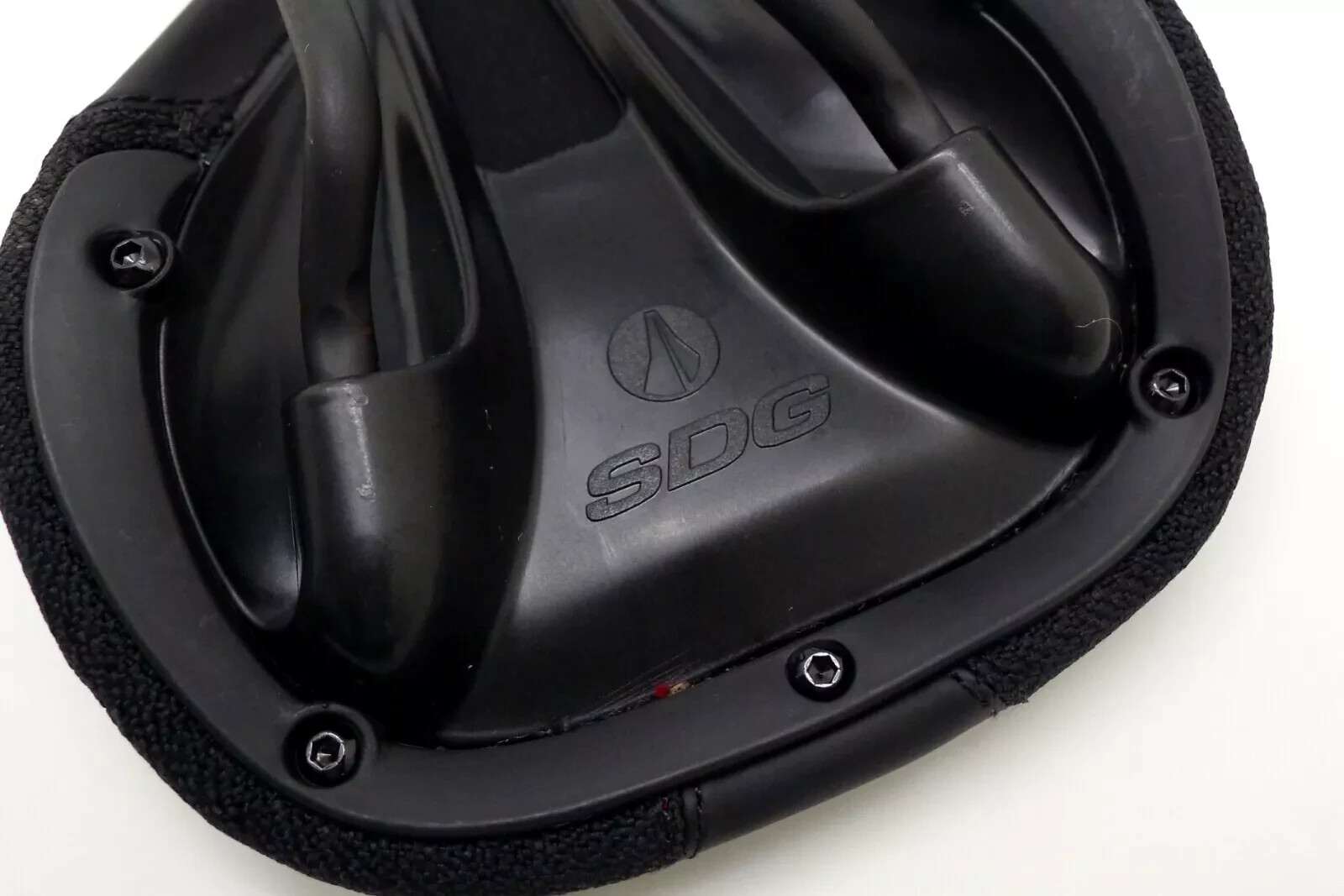 SDG Bel-Air V3 Traditional Saddle – Lux-Alloy Rail – Black/Black
