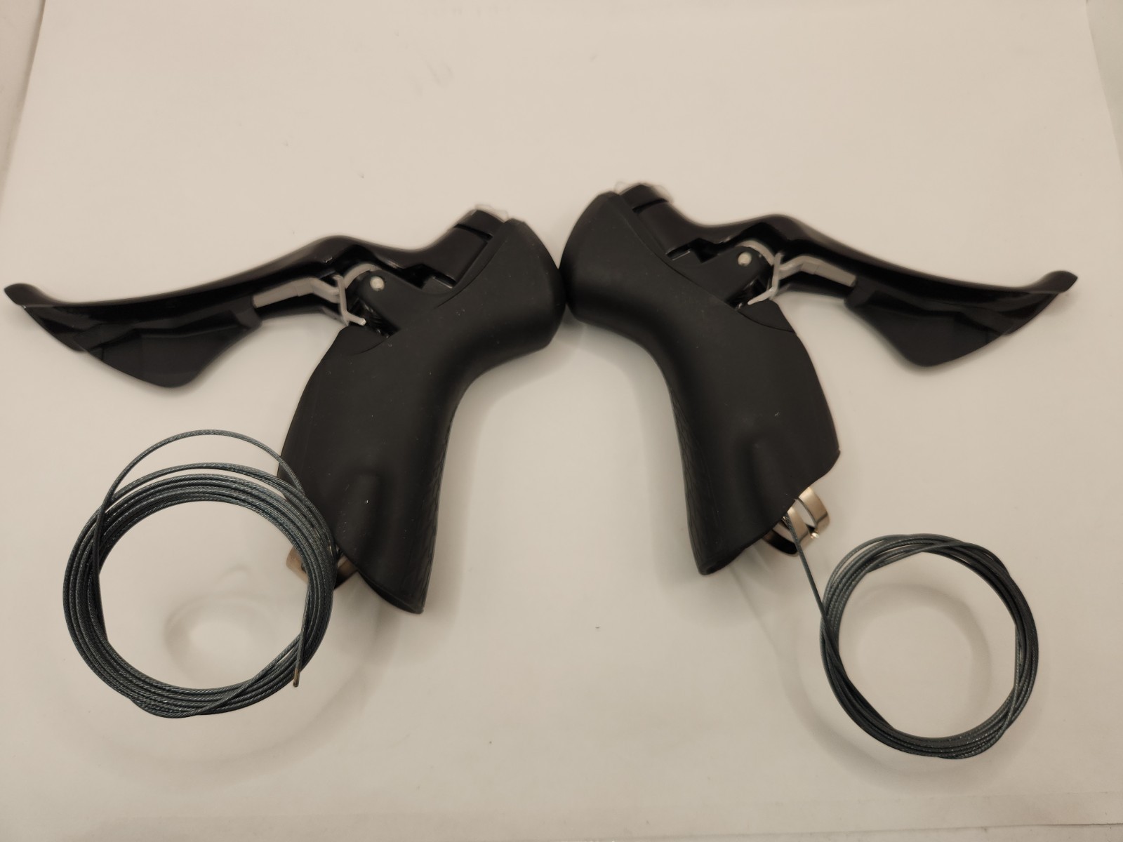 NEW Shimano 105 ST-R7000 2 x 11 Shift/Brake Lever Set. Black