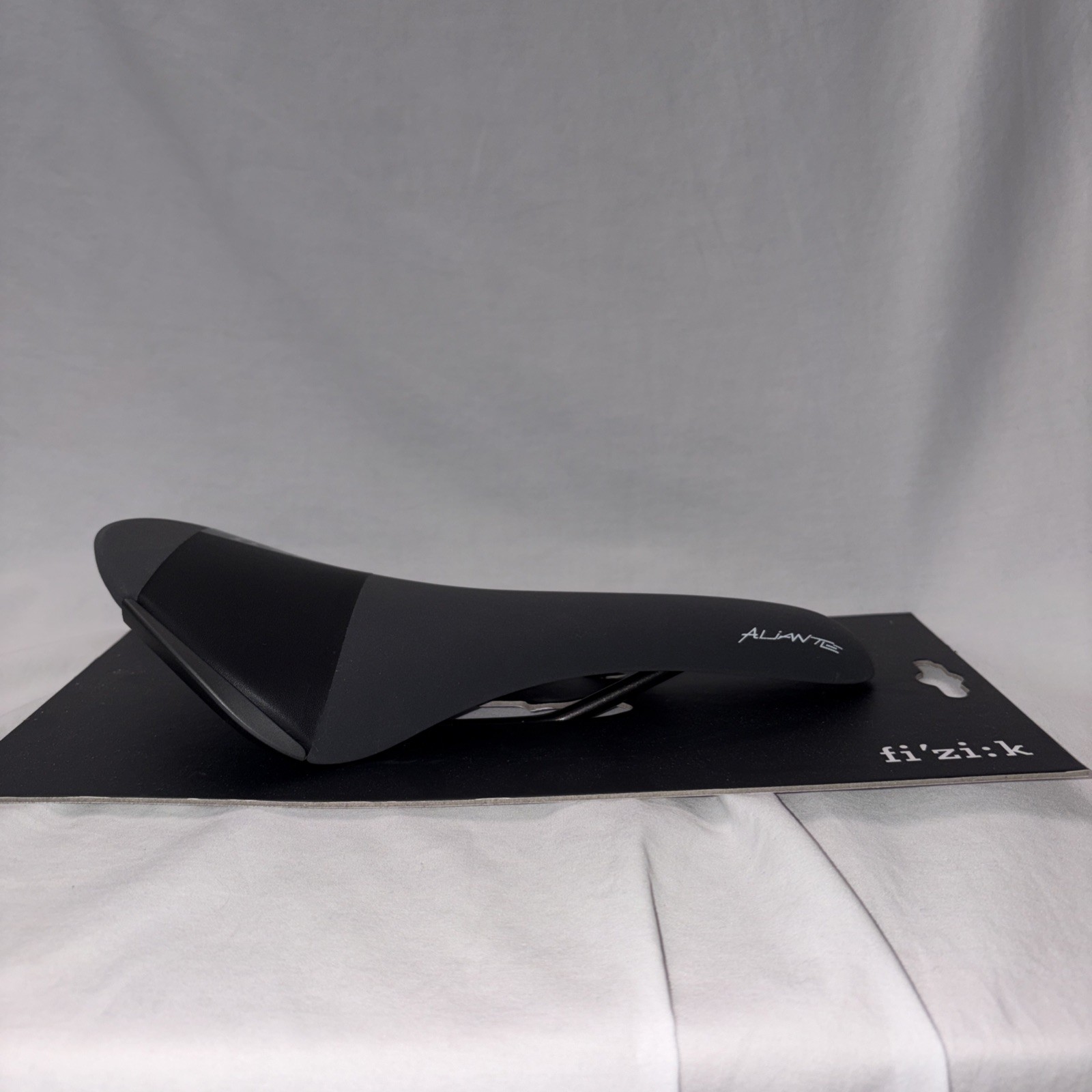 fi”zi:k Aliante R3 Racing 138mm Saddle Black