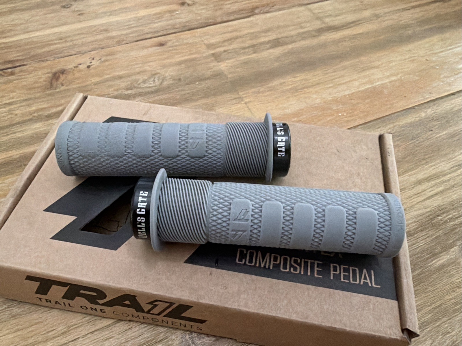 Trail 1 Component Mtb Vortex Flat Pedals & Hell’s Gate Grips. 2 Pair Plus Grips!