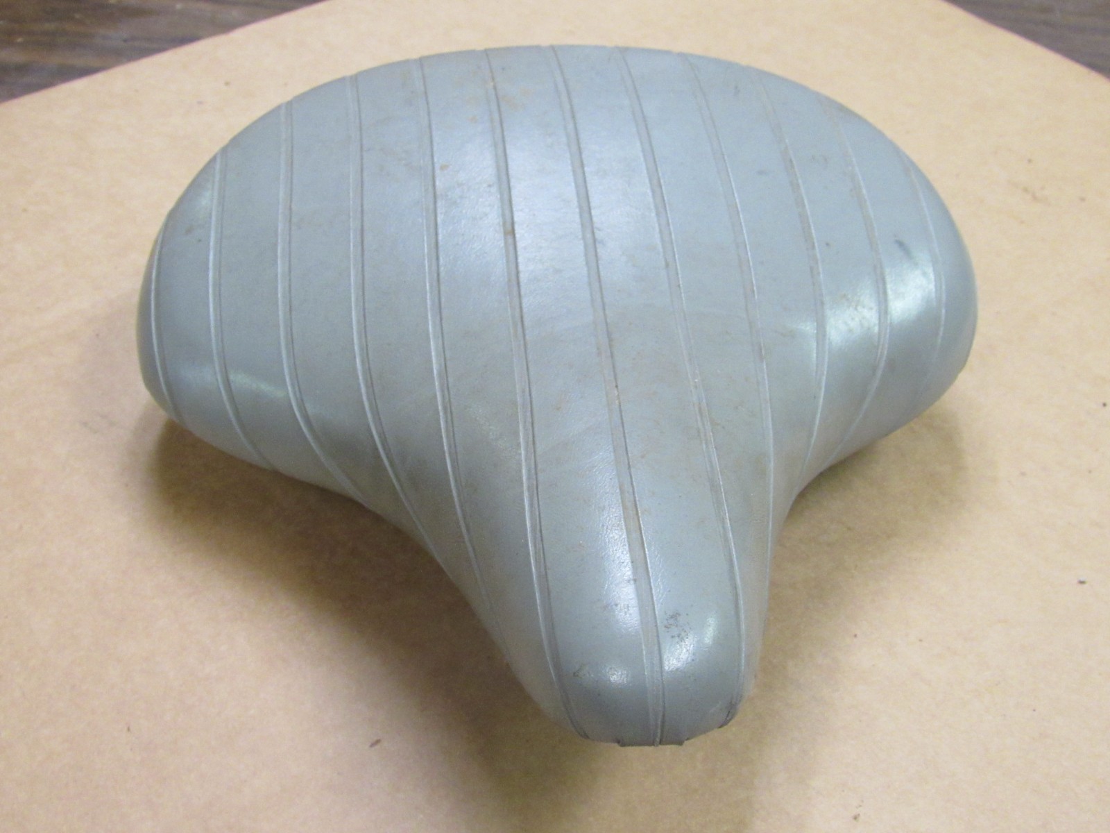 VINTAGE PERSONS GRAY FAUX OR REAL LEATHER OR VINYL OVERSIZED BICYCLE SEAT