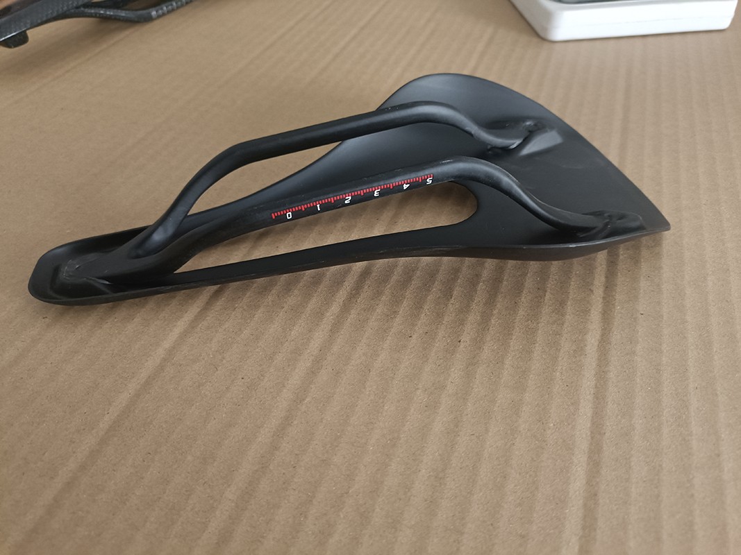 Ultralight carbon fiber saddle road bike saddle —only 75–85g.