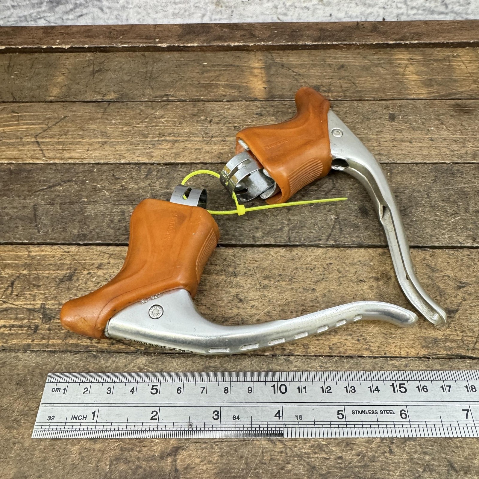 Vintage Shimano 600 BL-6207 Brake Levers Pair Drilled Gum Hoods Non-Aero