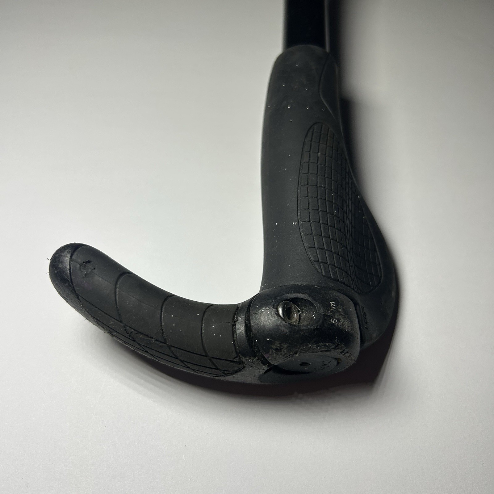 Black Alloy / Aluminum Riser MTB Handlebar Ergon Grips 630mm Length 31.8mm Clamp