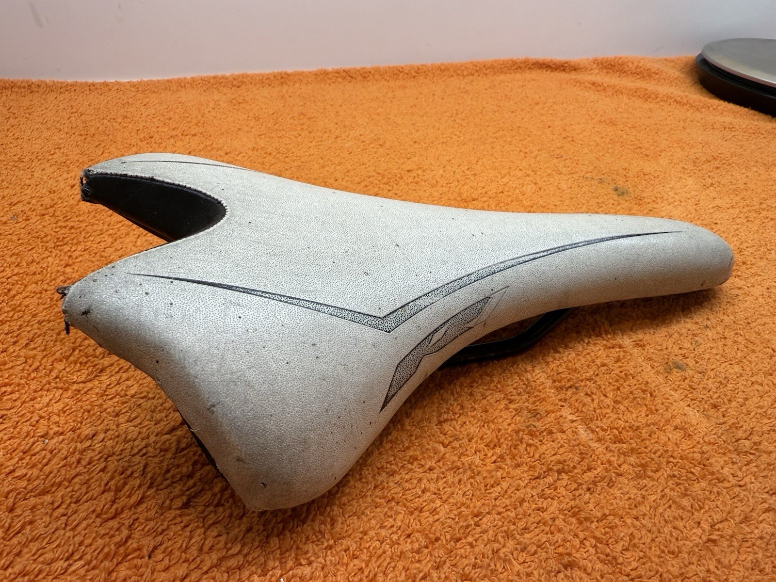 Bontrager R1 MTB Bike or Road Saddle 146mm White Fiber Reinforced