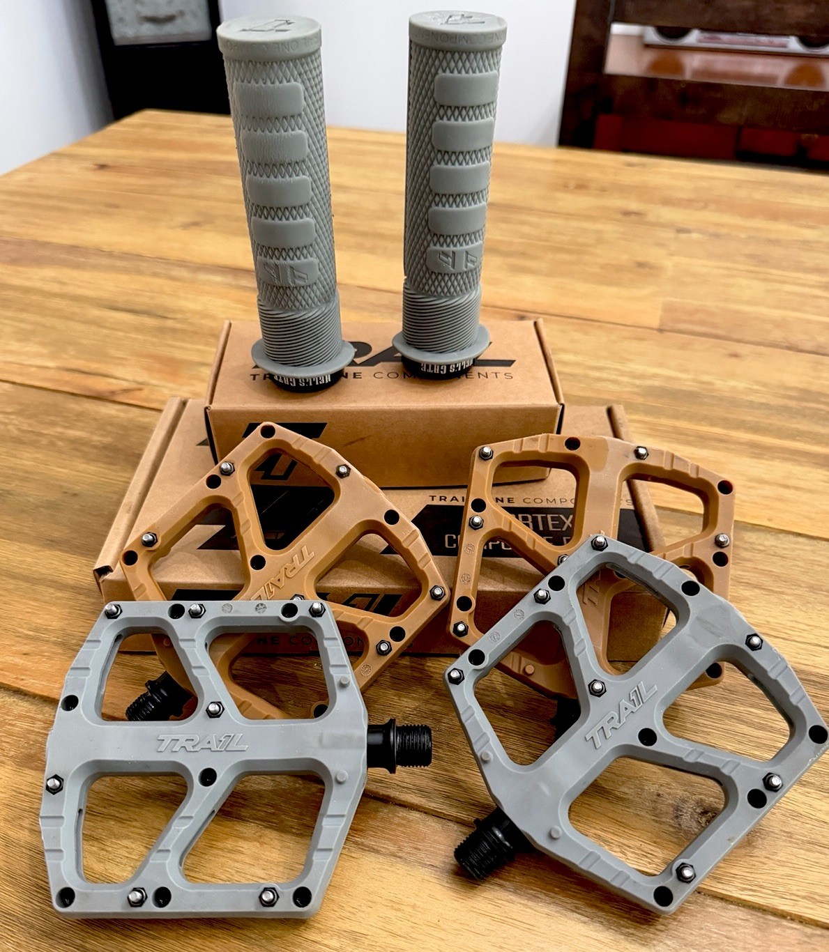 Trail 1 Component Mtb Vortex Flat Pedals & Hell’s Gate Grips. 2 Pair Plus Grips!