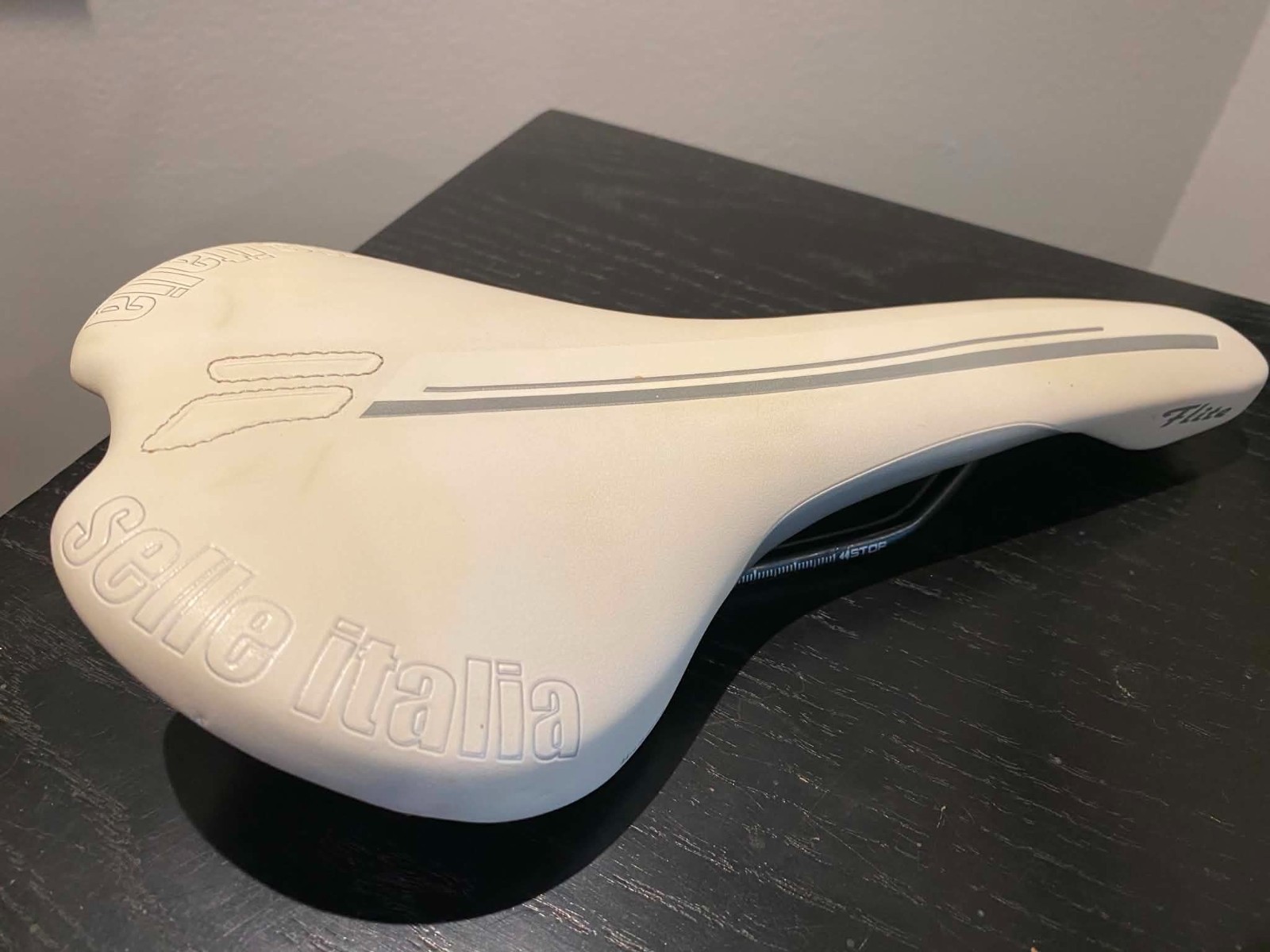 White Selle Italia Flite Saddle, 250 Grams Very Good Condition