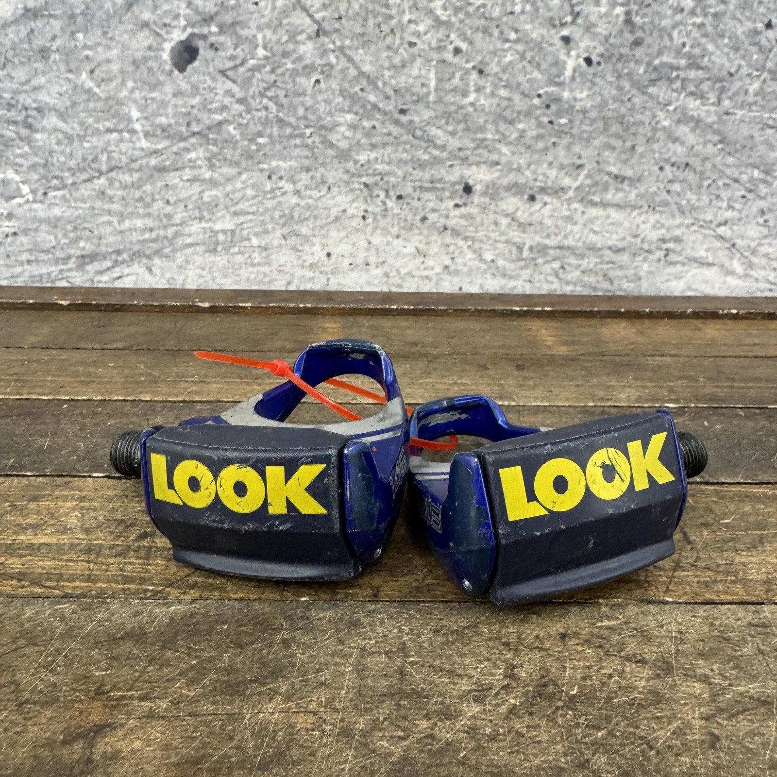 Vintage Look ARC Clipless Road Bike Pedals 9/16 Blue Pair 490g 146 Light