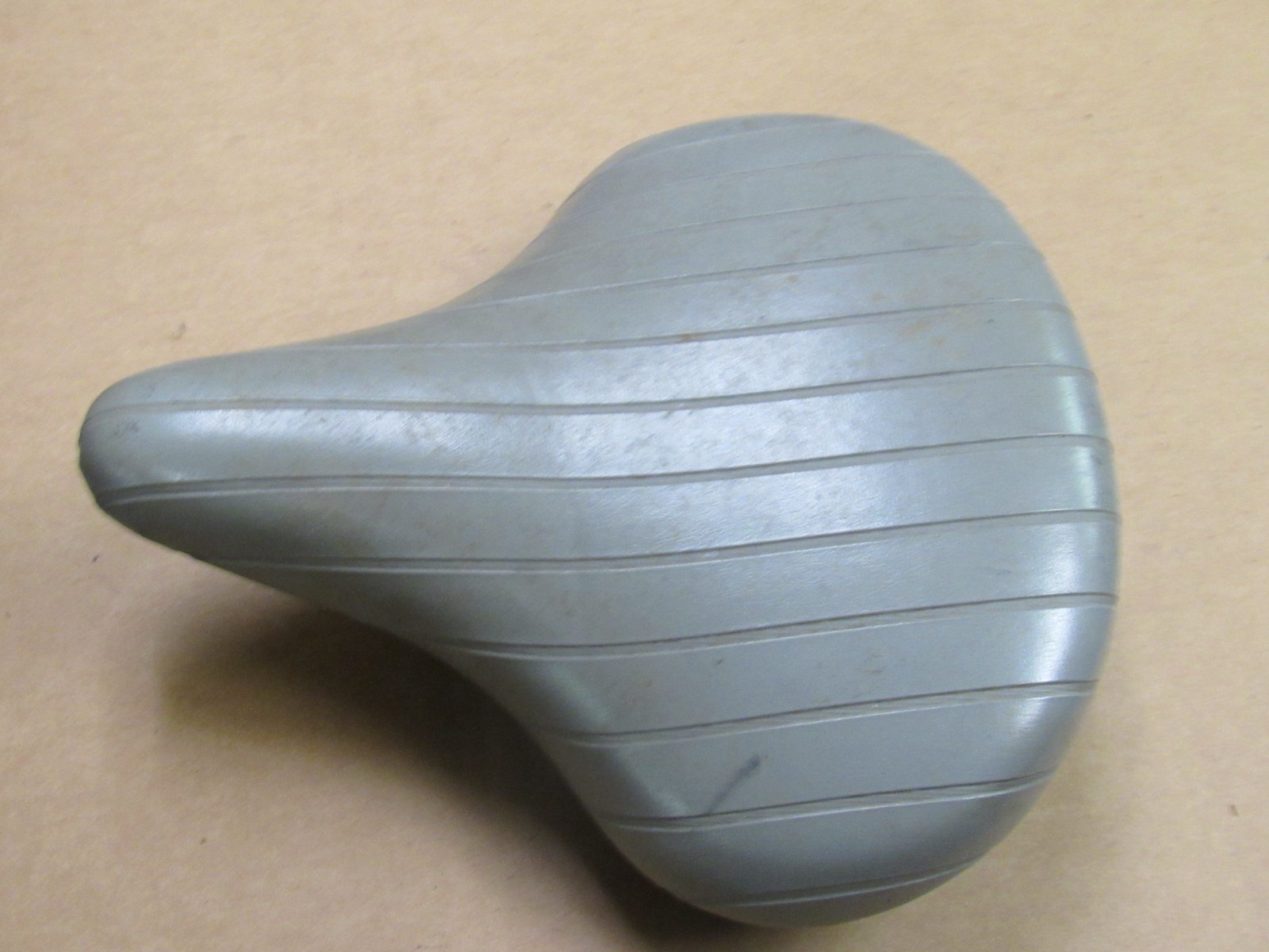 VINTAGE PERSONS GRAY FAUX OR REAL LEATHER OR VINYL OVERSIZED BICYCLE SEAT