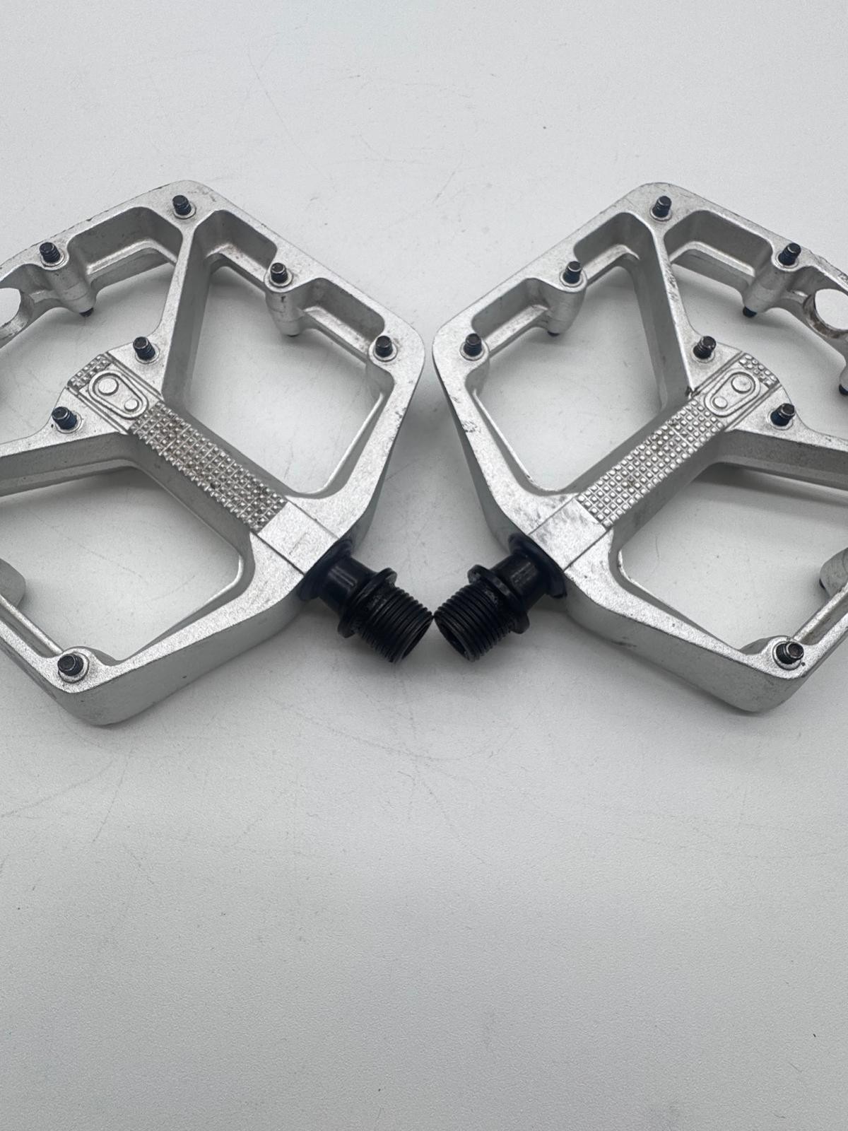 Crank Brothers Stamp Platform Pedals 9/16″ Aluminum Raw Silver LG
