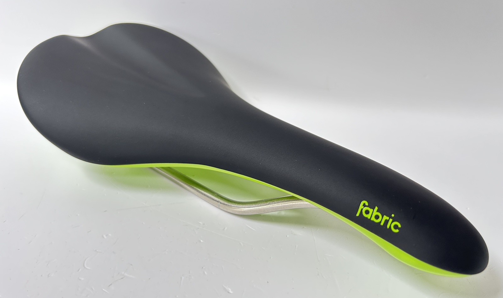 FABRIC SCOOP RACE SHALLOW Ti / TITAINIUM RAILS BIKE SADDLE. BLACK / GREEN. NEW!