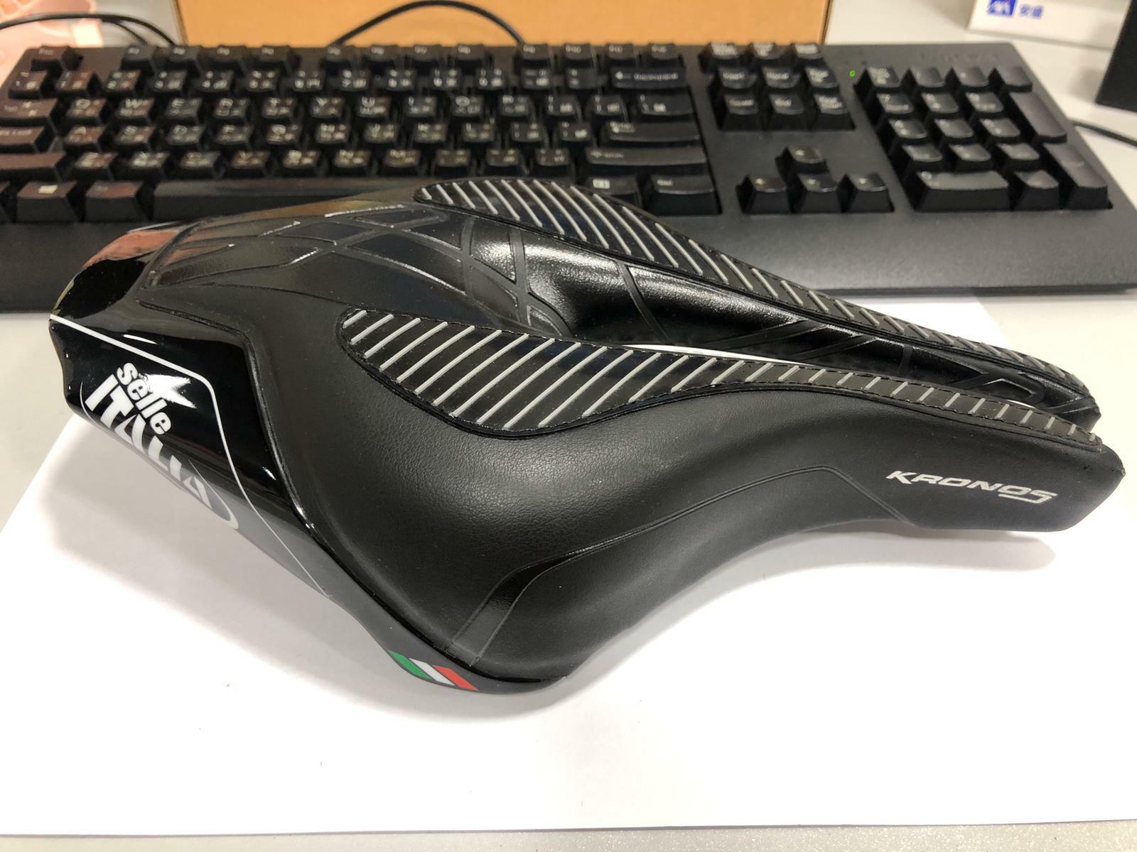 (Pre-Owned) Selle Italia KRONOS Kit Carbonio Flow L3 145x265mm Carbon Rail Saddl