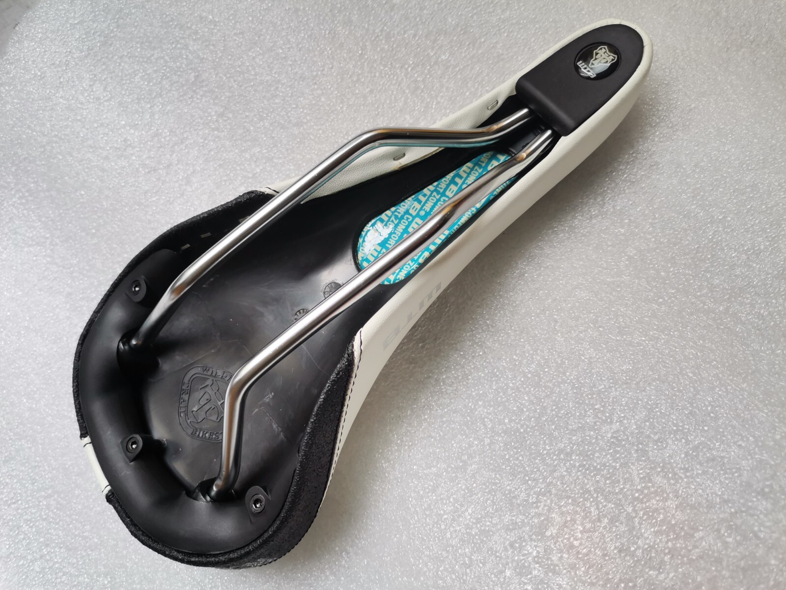 NEW WTB ROCKET V SADDLE SEAT MTB CITY BIKE WHITE 268mm x 130mm