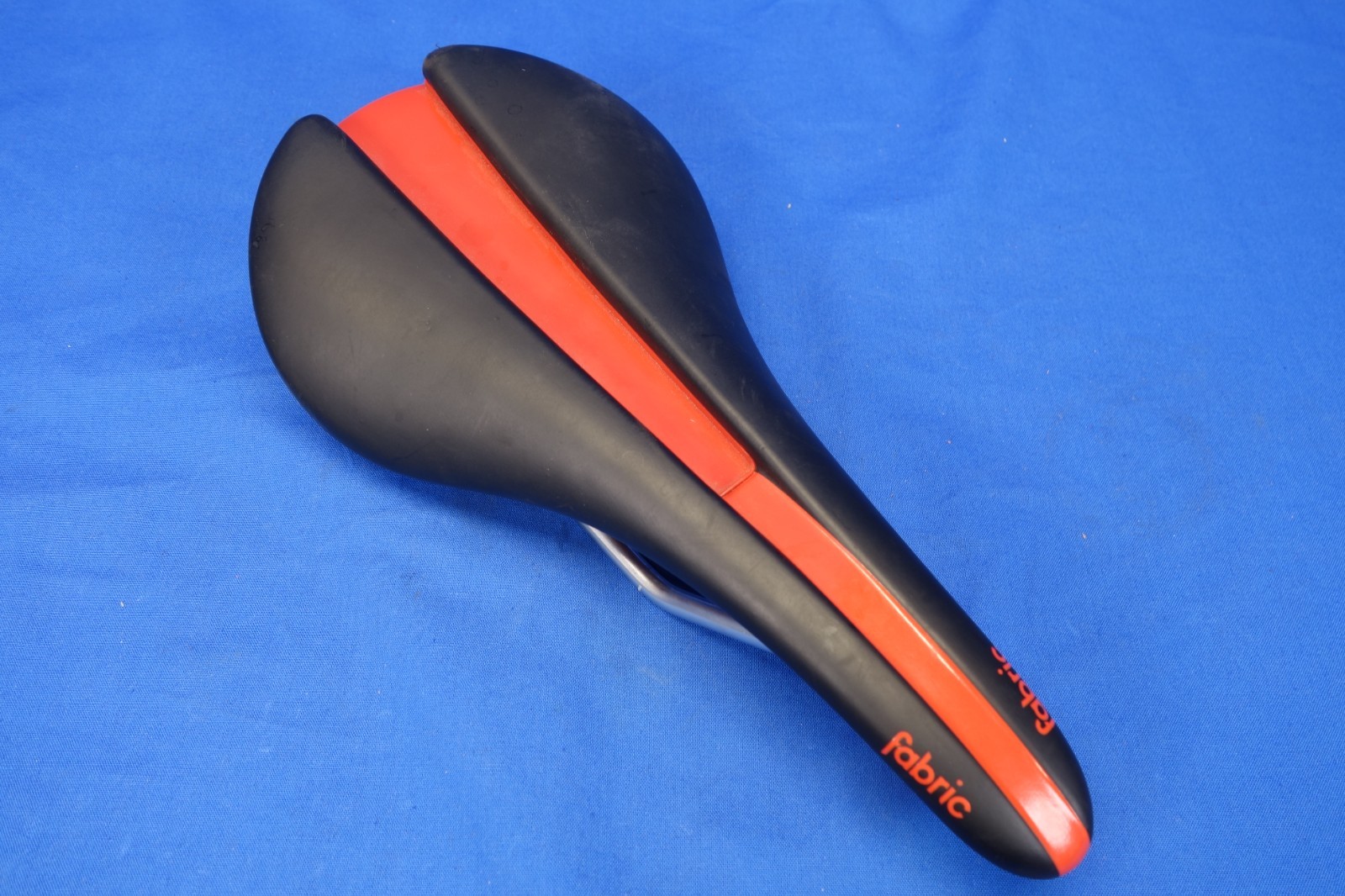 Fabric Line Elite Shallow 130mm Width Bike Saddle, Bicycle Seat, CroMo Rails