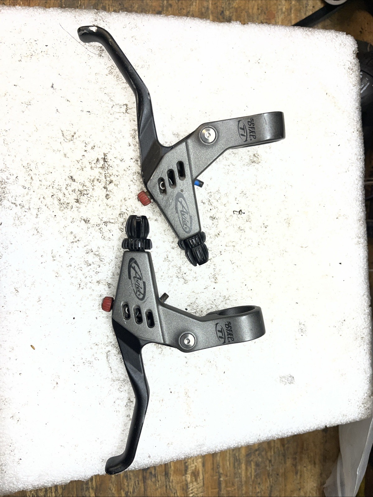 Avid Speed Dial Ti Levers Titanium Grey/Black, V-Brake Vintage