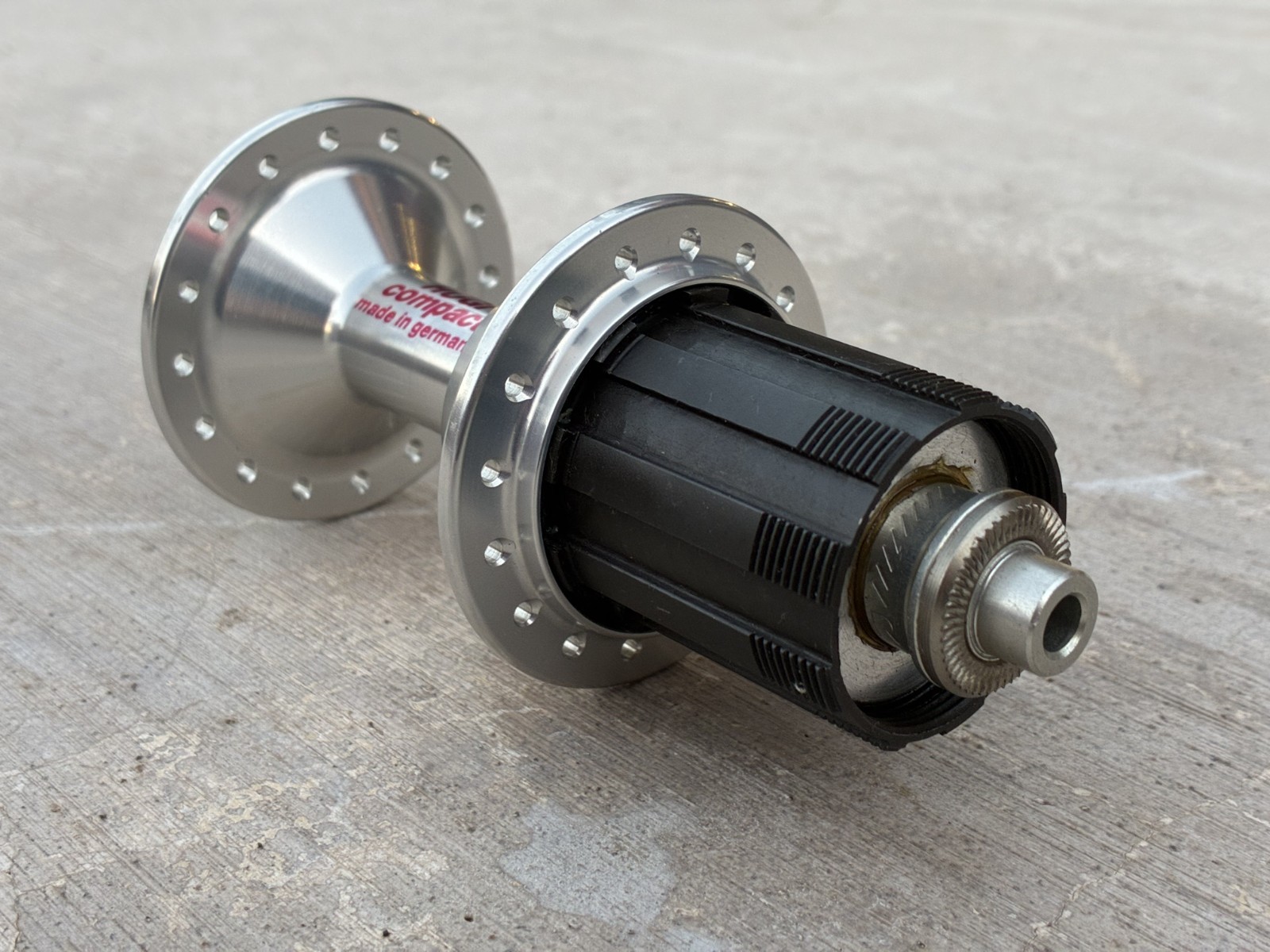 NOS Hugi Compact QR Rear Hub | 32-hole / 135 OLD / Made in Germany