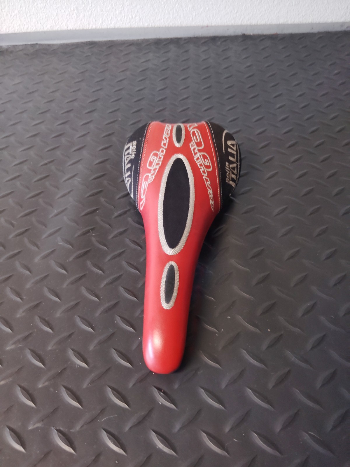 Vintage Selle Italia Genuine Gel XO Fec Alloy Rail Saddle – Red/Black/Silver