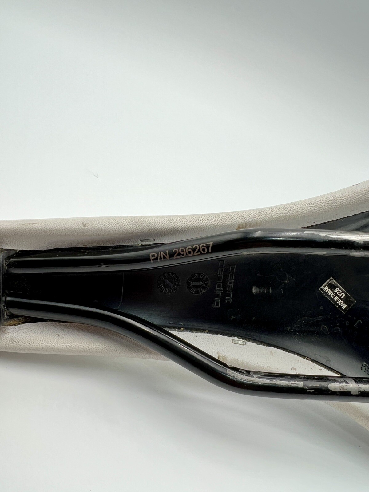 Bontrager Inform R1 Saddle 146mm Wide White Cromoly Rail Great Condition
