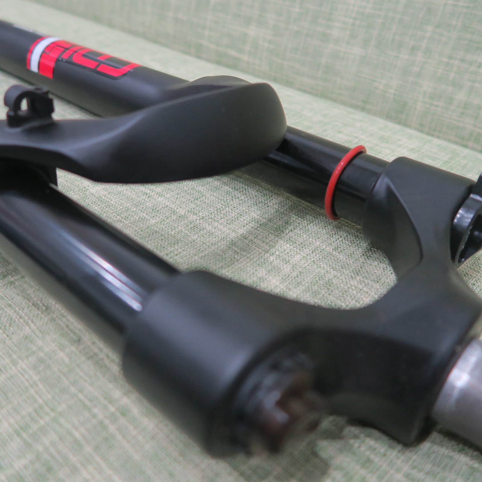 27.5 inch Bicycle Suspension Fork 28.6mm Threadless Single Shoulder Disc 1-1/8″