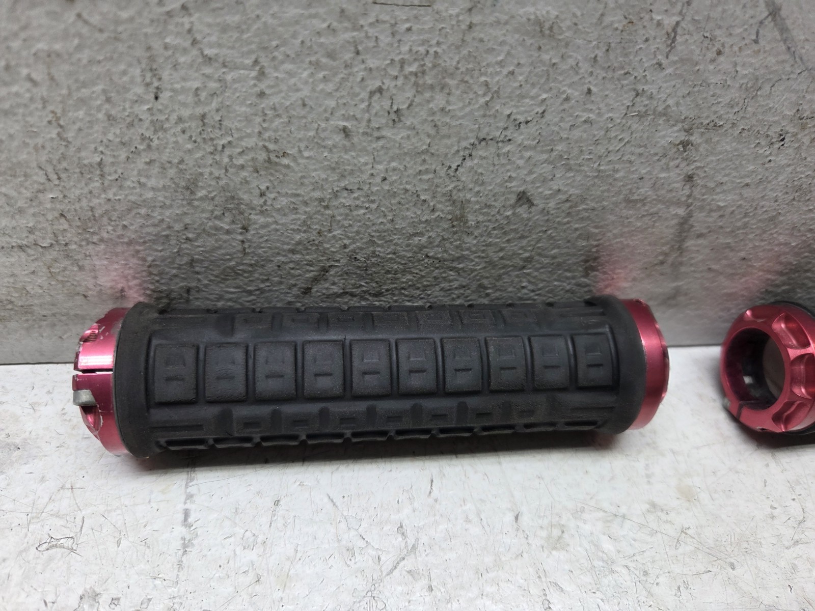 Rev Grips Pro Series Standard Mountain Bike Lock-On Black Grip Red Clamps Damper